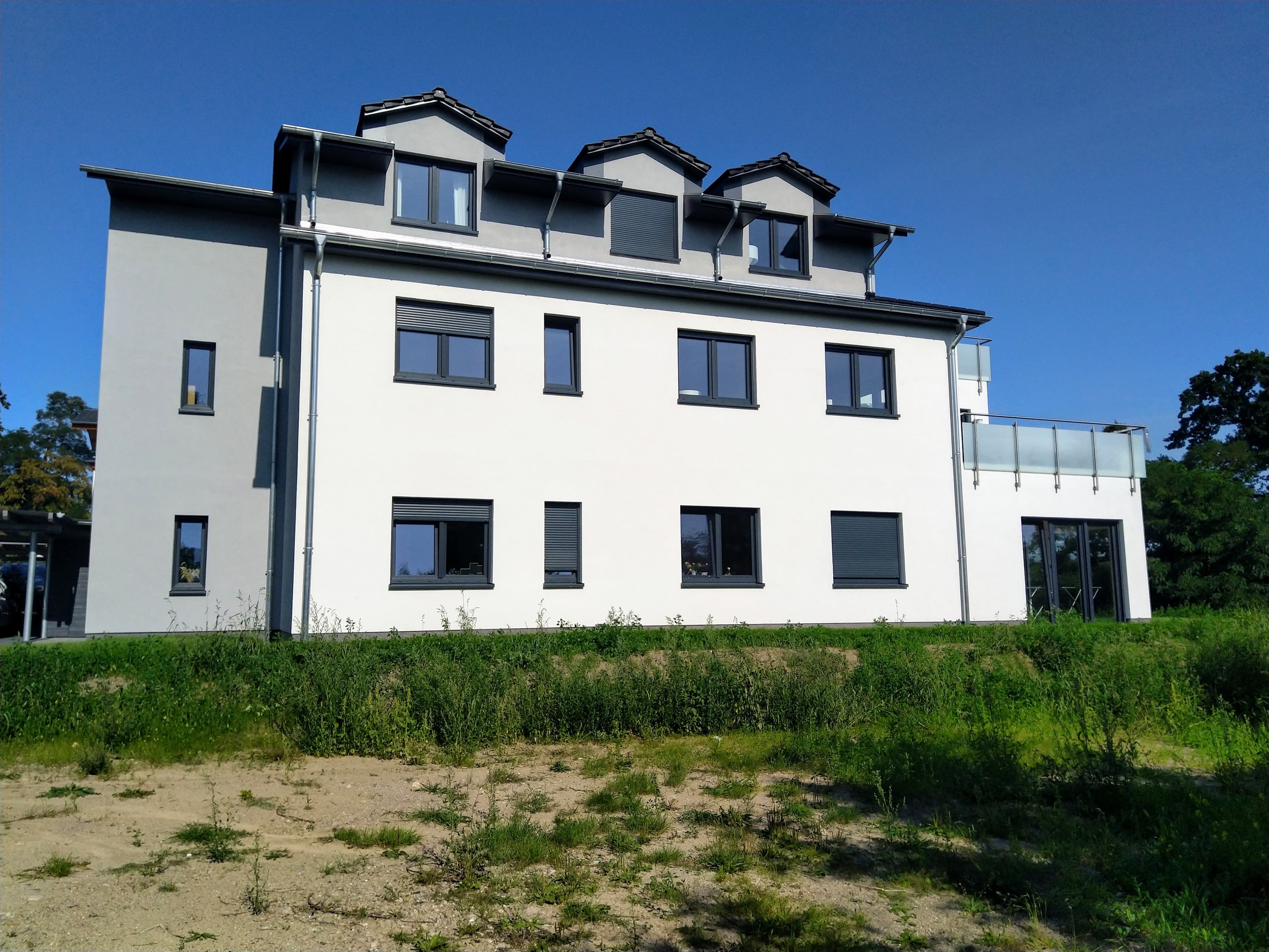Seeblick und gehobene Ausstattung, modernes Mehrfamilienhaus, vermietet, im Kurort Waren an der Müritz