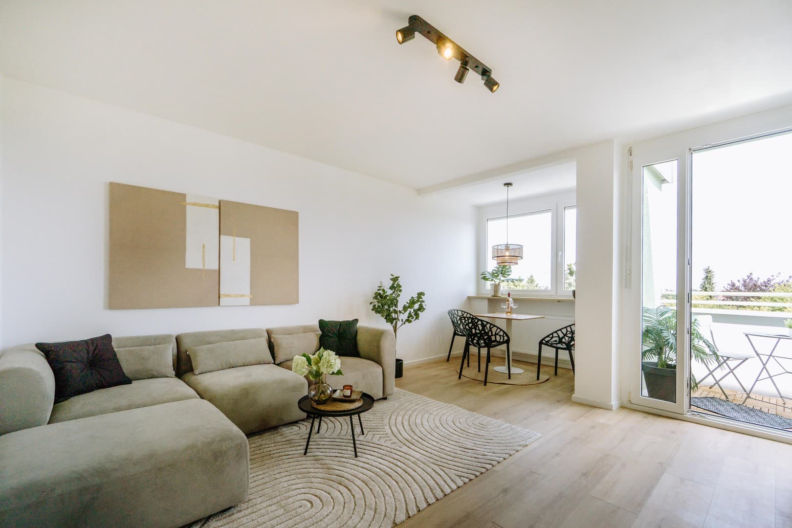 Moderne 2-Zimmer-Wohnung, Erstbezug nach Sanierung, provisionsfrei