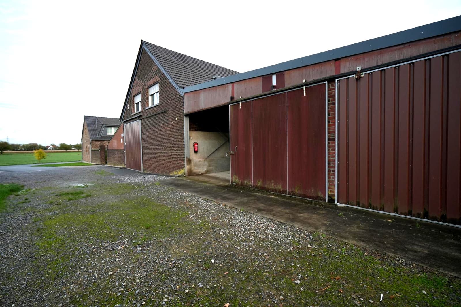 Großzügige Halle mit ca. 250 m², gedämmten Alu-Dach & Starkstrom in ruhiger Lage von Moers, Vennikel