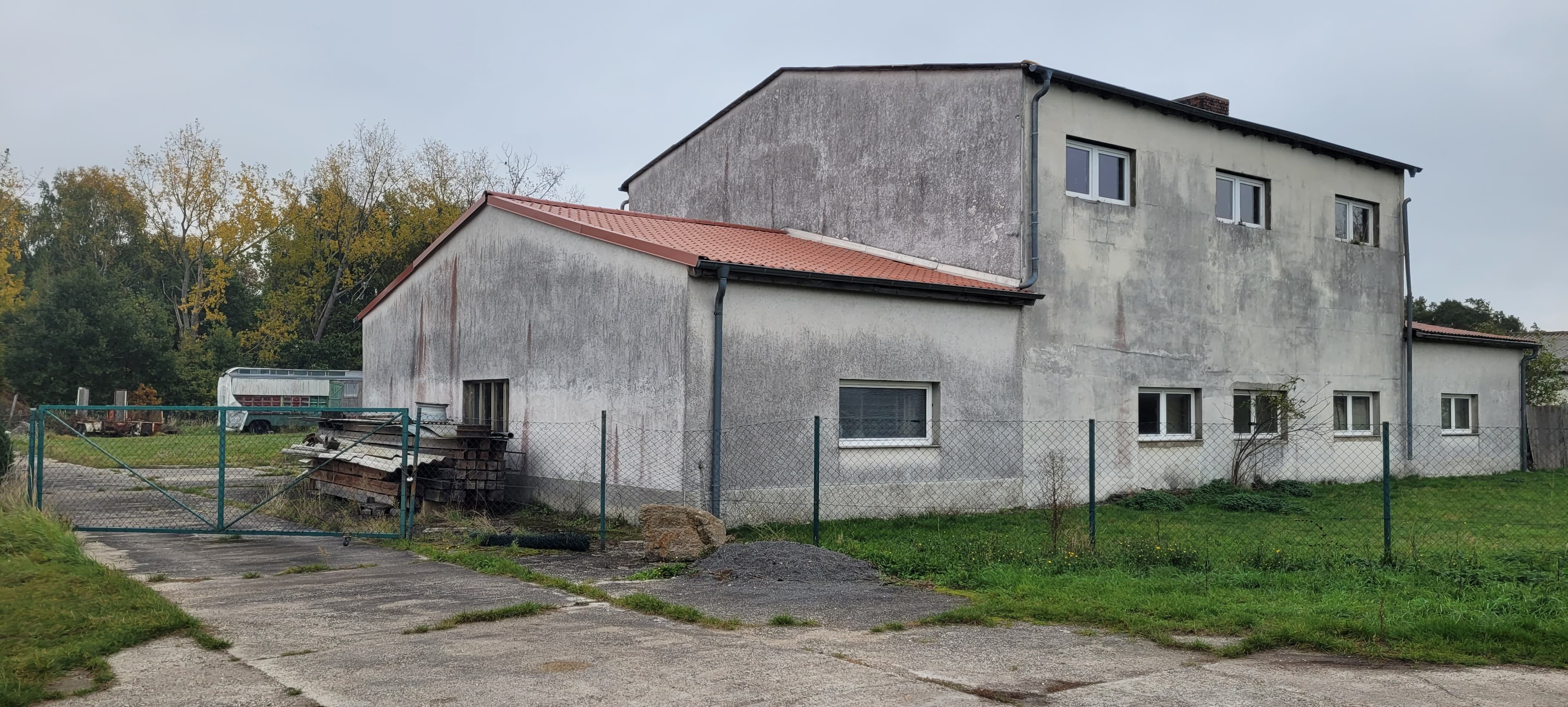 2-stöckiges massives Objekt als Ausbauhaus mit Garagen