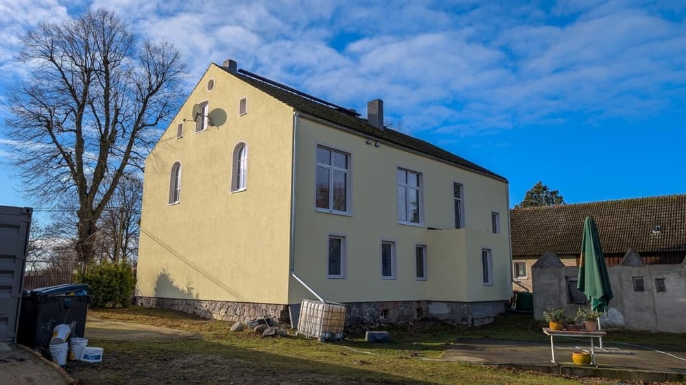 Bauernhaus mit neuer Fassadendämmung, freiem Blick und Entwicklungsspielraum