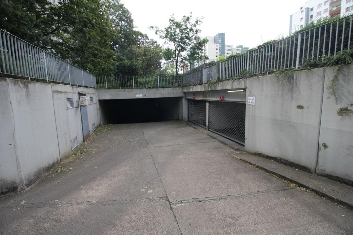 Garage in Köln-Porz (Tiefgaragenstellplatz mit Garagentor) zu vermieten.