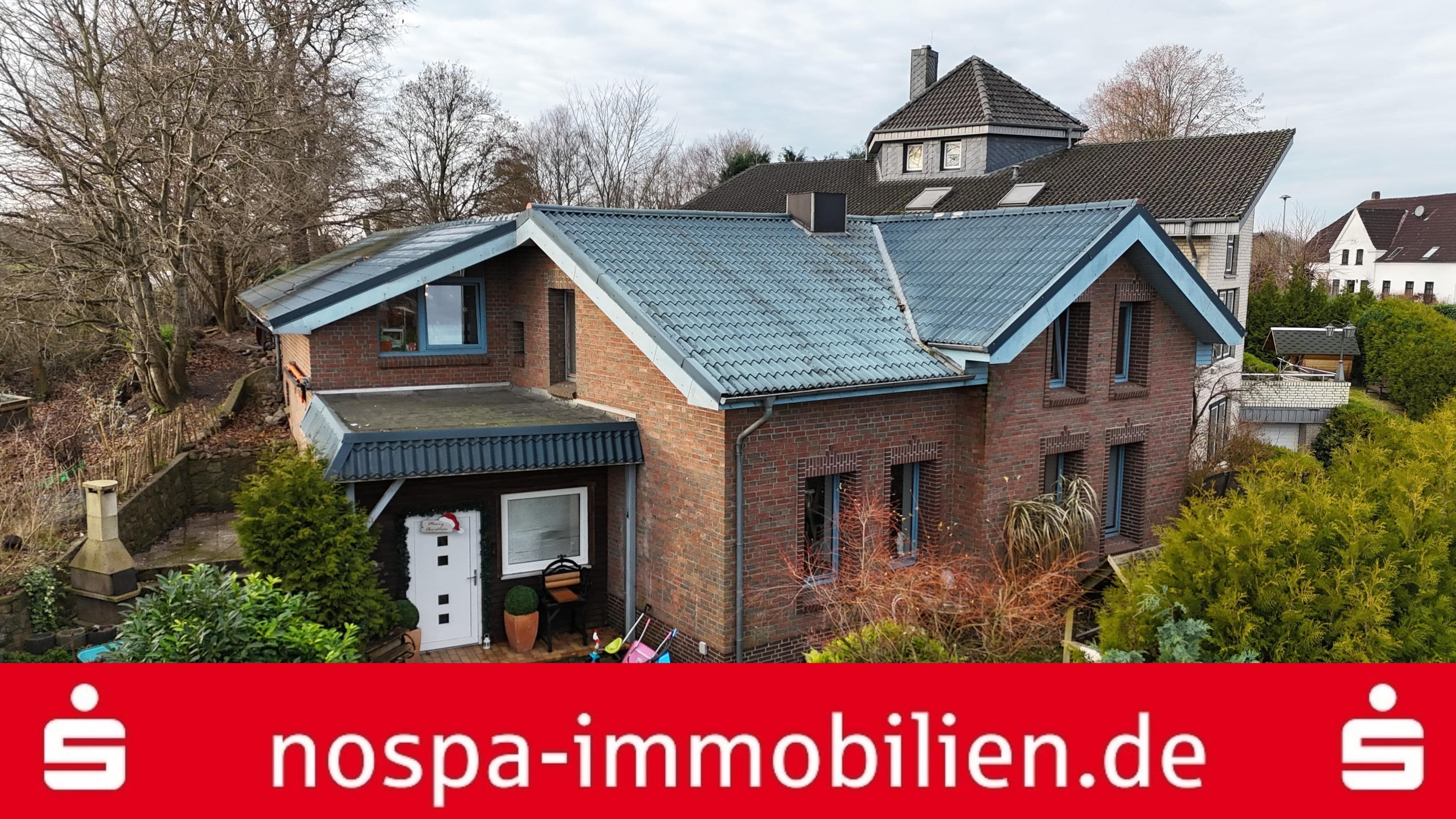 Wohnhaus mit viel Wohnfläche, Doppelgarage mit Abstellraum und Terrasse in Munkwolstrup