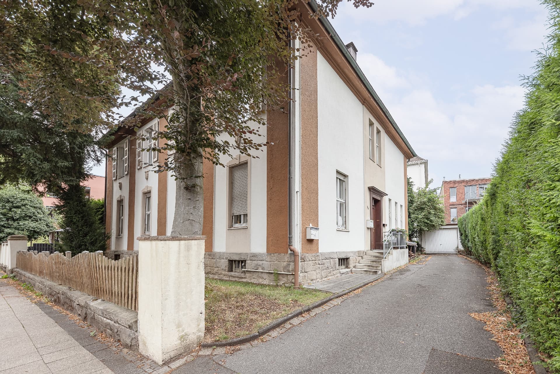 Mit Erbpacht: Zweifamilienhaus mit zwei Eingängen sowie tollem Garten und Garage in beliebter Lage
