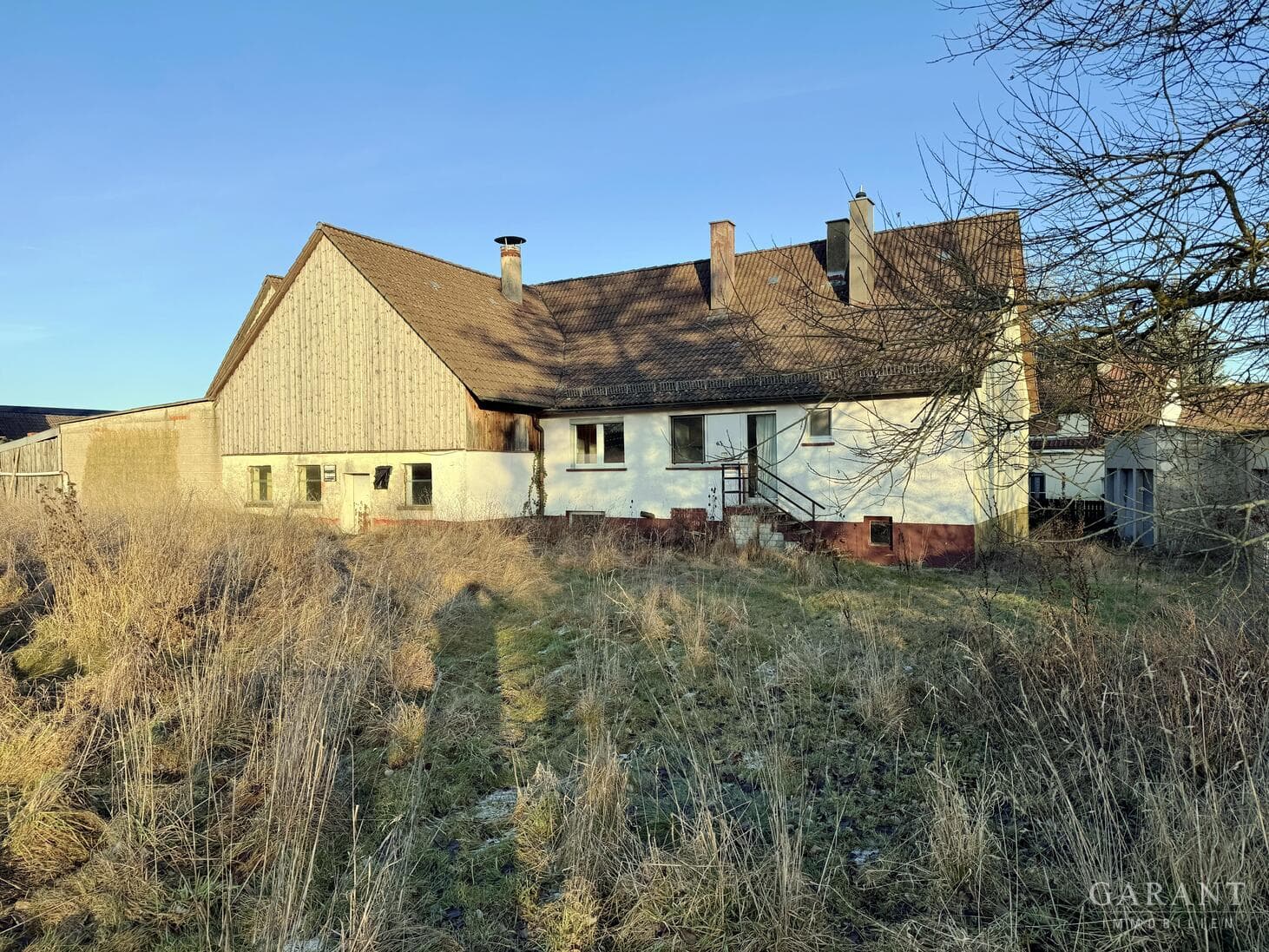 Ehemaliger Bauernhof mit Wiese, Scheune & Stall