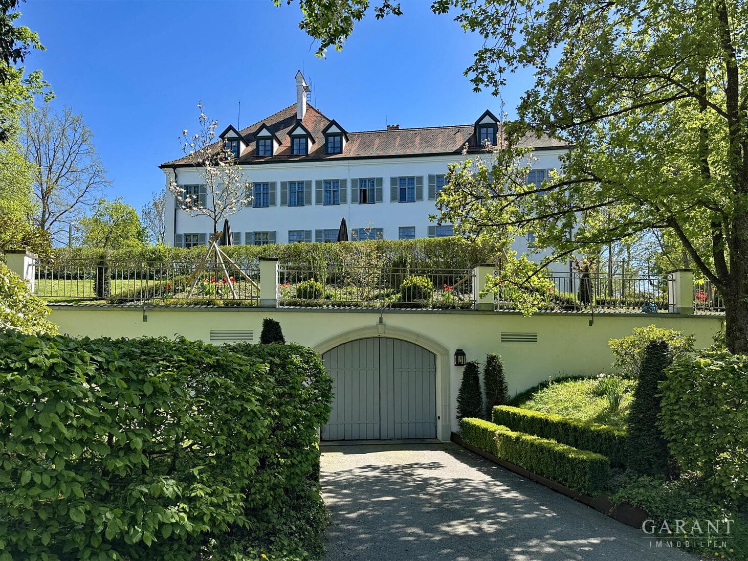 Exklusive Schlosswohnung mit Garten - Wohnen im Barockschloss Weyhern