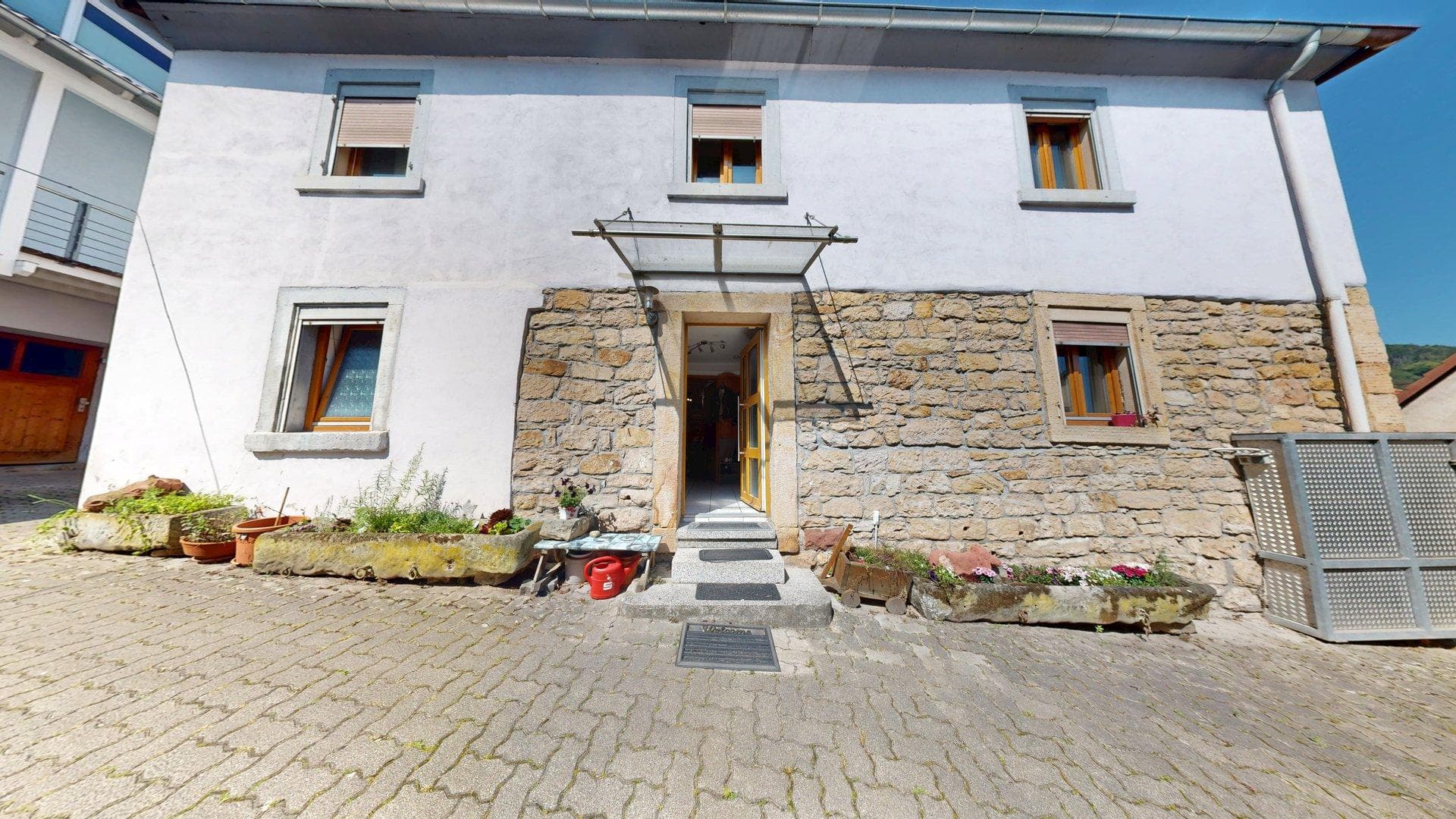 ~~ HAUS IN KLINGENMÜNSTER ( ALS WOHNEIGENTUM, 2 STELLPLÄTZE, ANBAU, OHNE GARTEN ) ~~