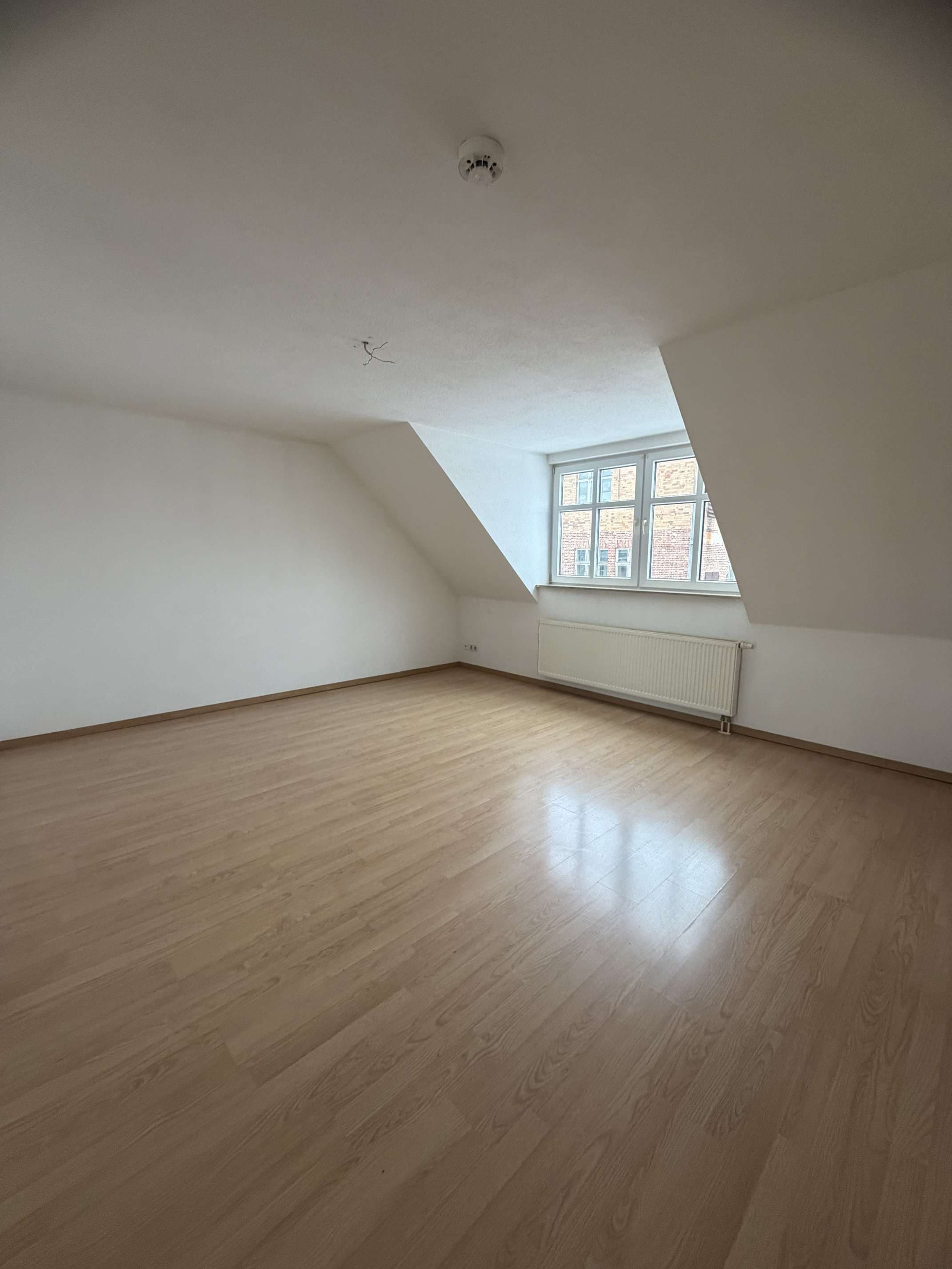 Interessante 2-Raumwohnung (2.OG + DG) in ruhiger, aber zentrumsnaher Lage von 14712 Rathenow Geschwister-Scholl-Str. zu vermieten