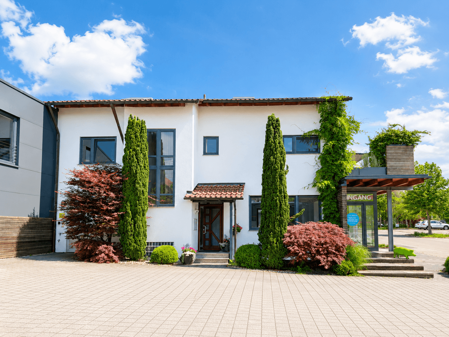 **Gepflegtes Gewerbeanwesen mit toller Maisonette-Wohnung!**