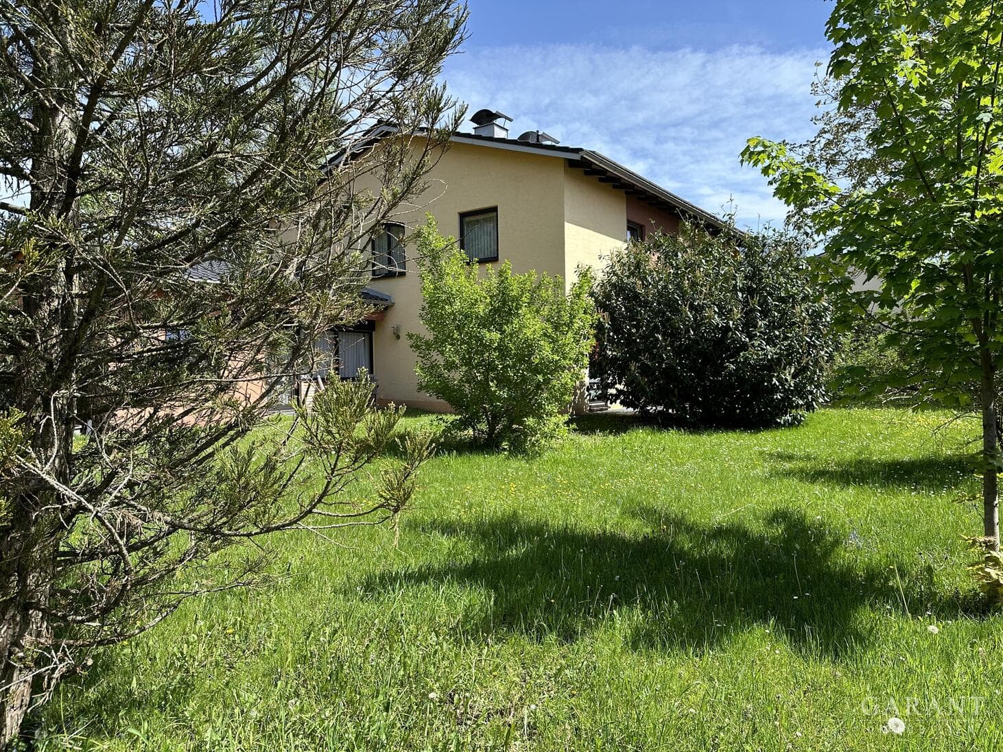 Geräumiges Ein- bis Zweifamilienhaus auf großem Grundstück in guter Lage!