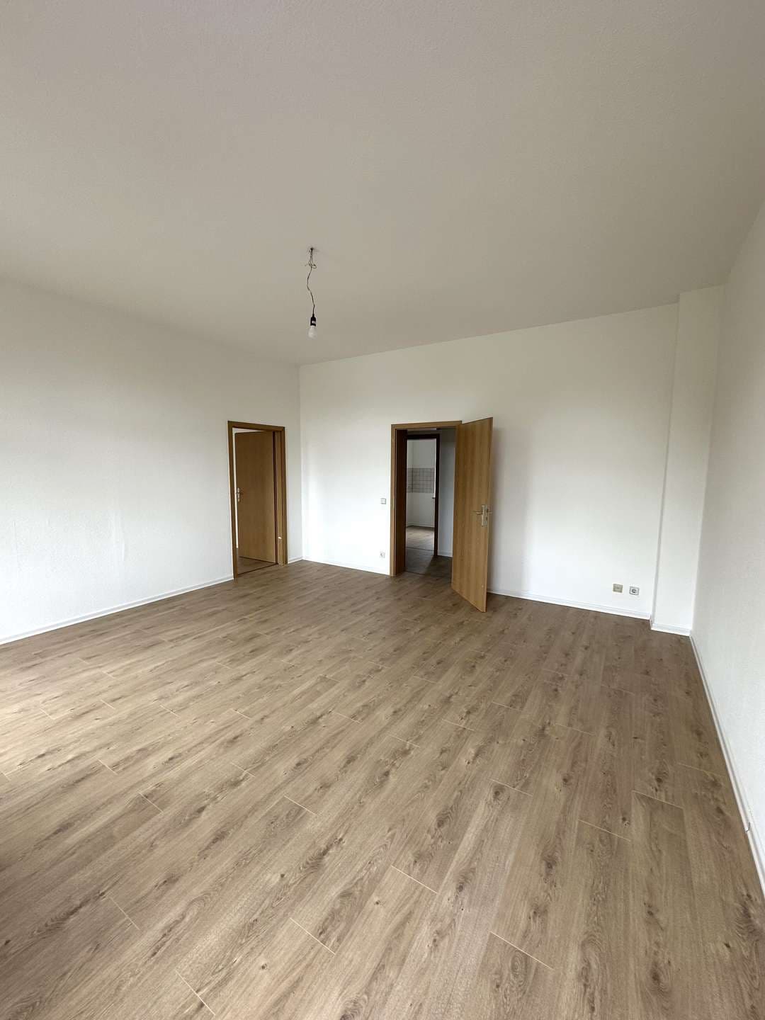 3-Zimmer-Wohnung mit Laminat, separater Küche, Bad mit Dusche und Fenster - frisch renoviert
