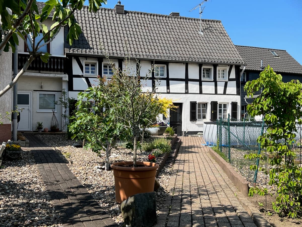SANKT AUGUSTIN, tolles saniertes Fachwerkhaus mit 3-4 Zimmer, ca. 80 m² Wfl. und ca. 360 m² Süd-GrSt