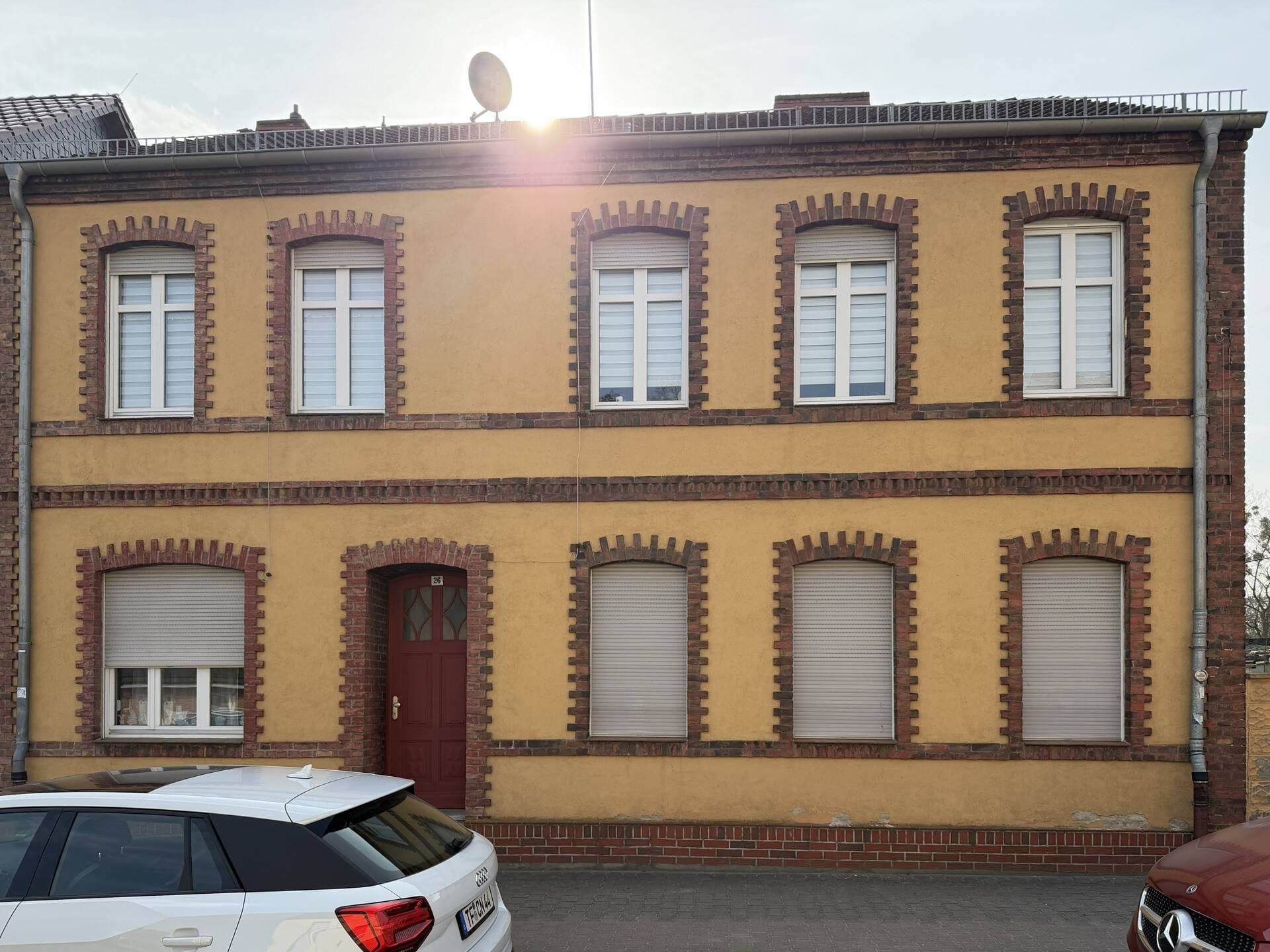Kleines Mehrfamilienhaus mit 3 Einheiten, nahe dem Bahnhof und mit Ausbaupotential, 5,1 % Rendite