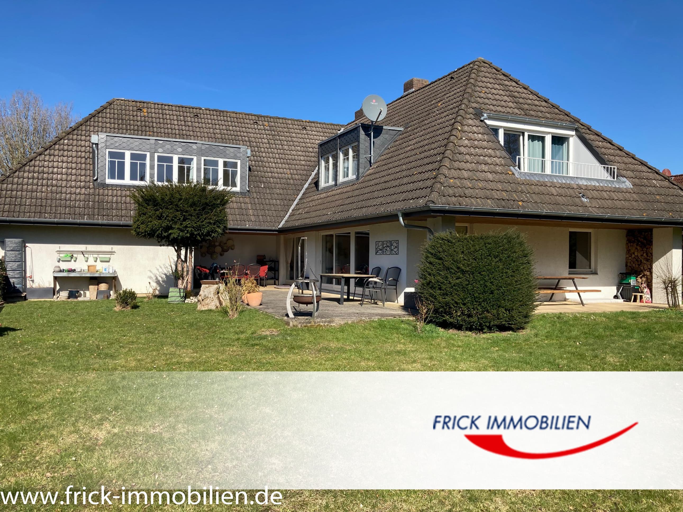 Großes Wohnhaus mit Garage und parkähnlichem Garten