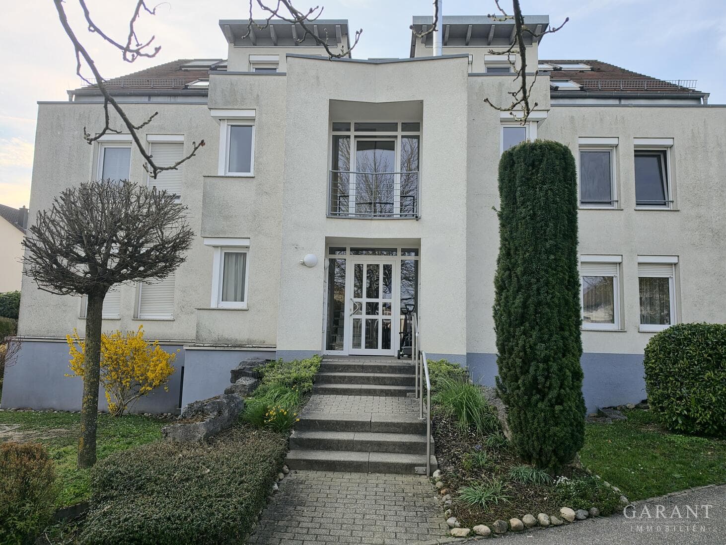 Helle 3,5-Zimmer-Wohnung mit großem Balkon, Carport & Gartenanteil in ruhiger Lage von Illingen