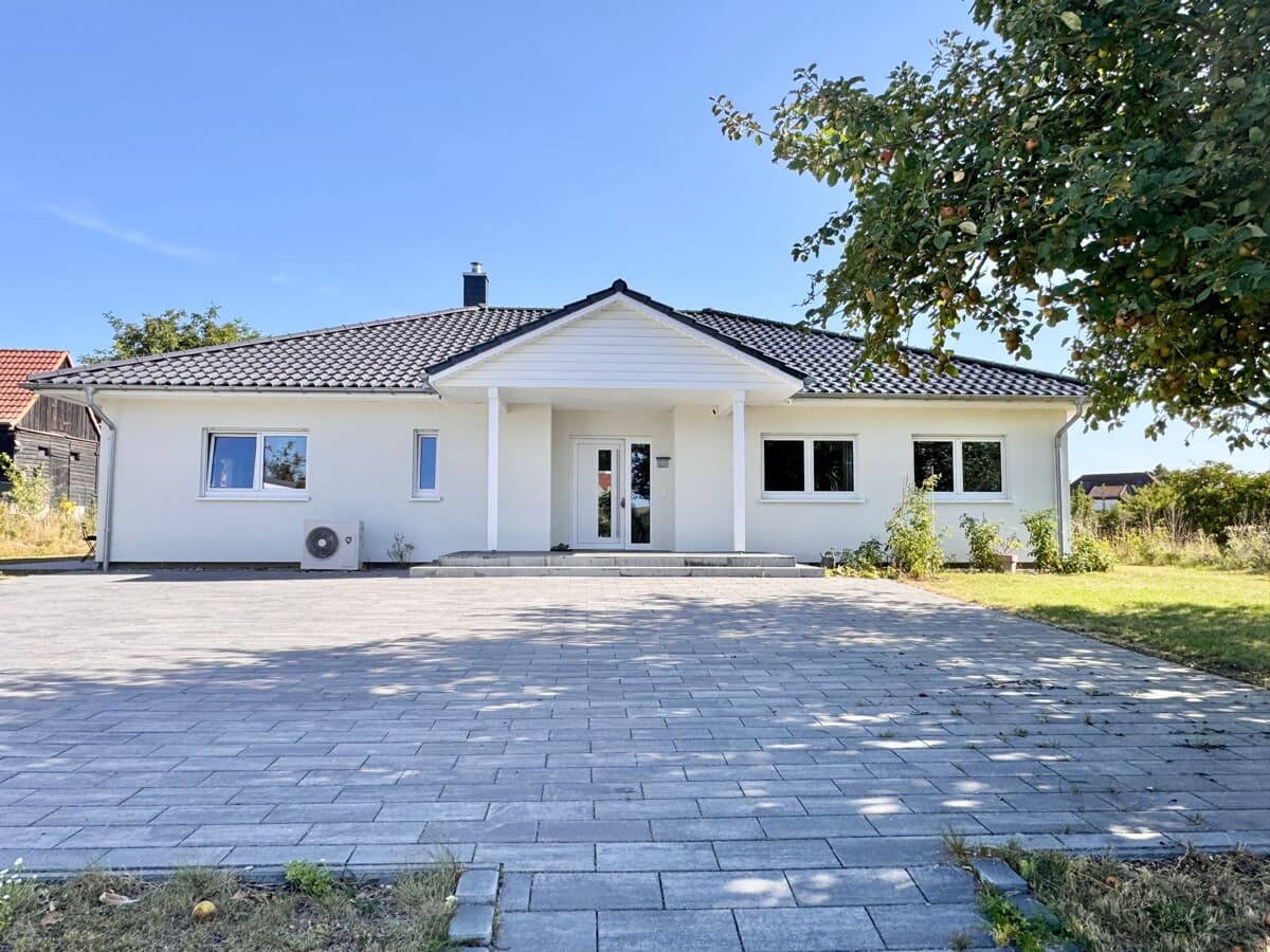 Jetzt Miete möglich! Winkelbungalow 5 km bis Neubrandenburg, Baujahr 2022, Doppelgarage, EBK,Carport