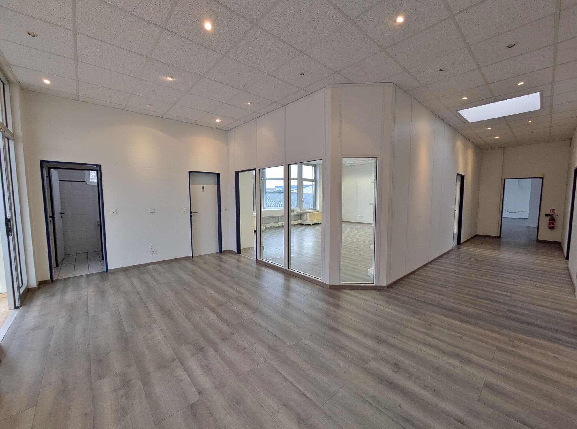 Helle Büroetage mit Produktionsmöglichkeit im
GE Brinkum-Mitte direkt an der A1!