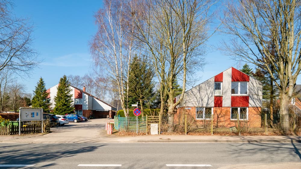 Sichere Mieteinnahmen plus Raum für eigene Ideen: 2 große Wohngebäude nahe Husum stehen zum Verkauf.