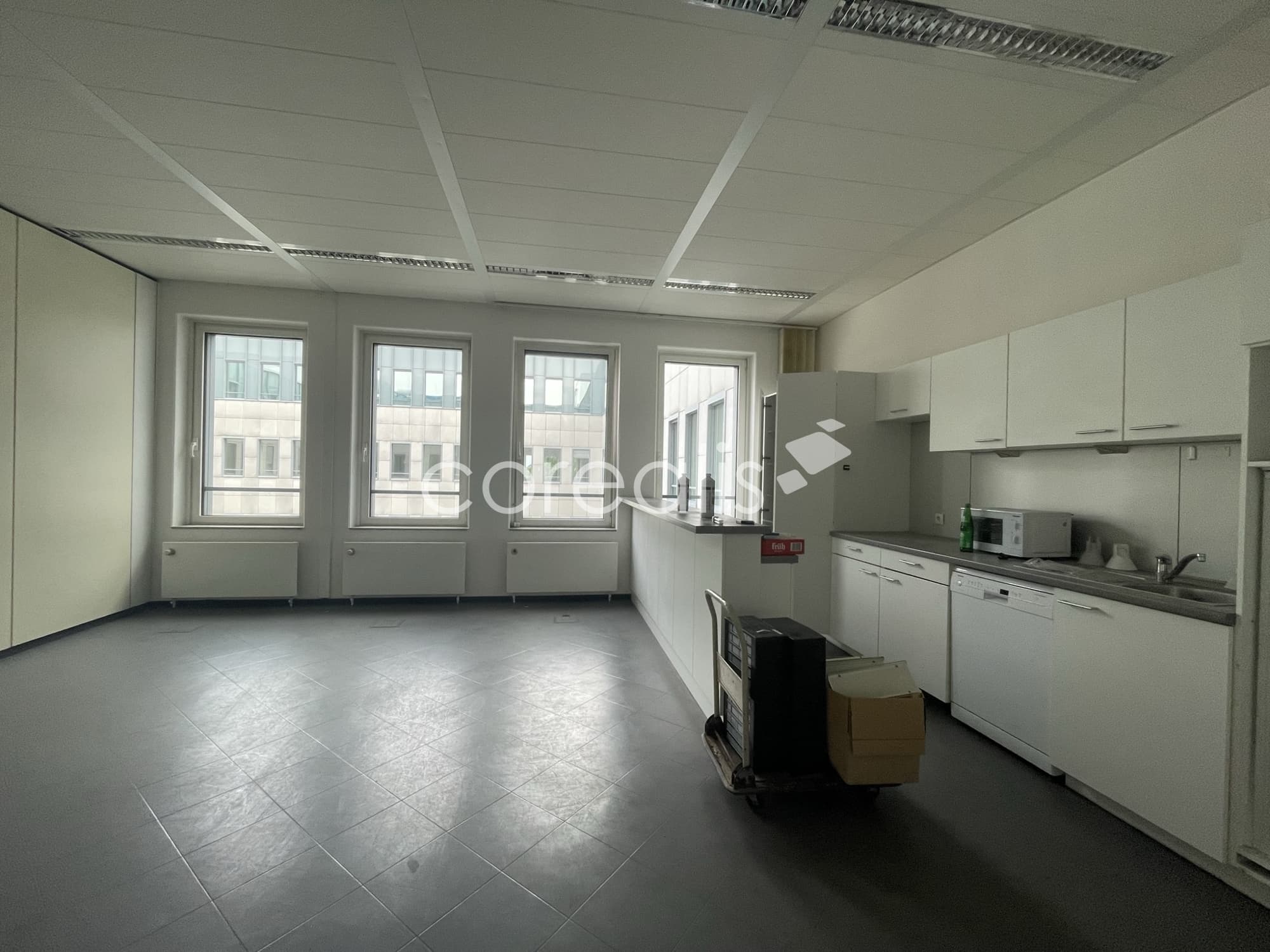 Repräsentative Büroflächen in Tiefenbroich provisionsfrei zur Miete. Mit einer Kantine im Haus!