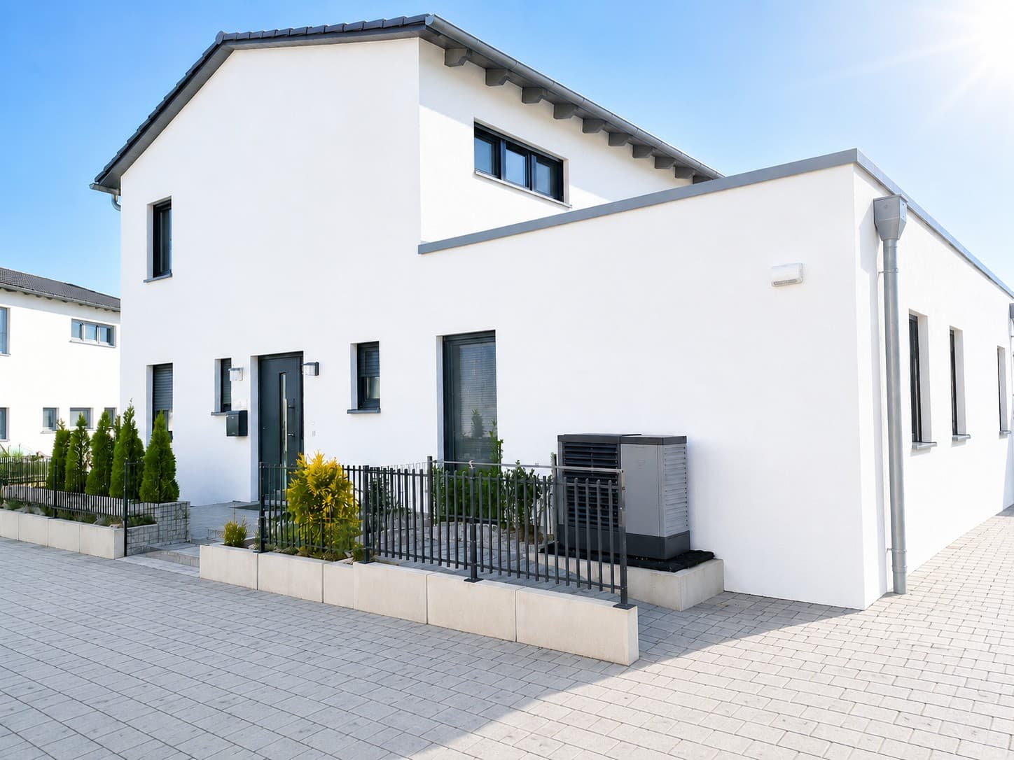 Einmalige Chance: Neuwertiges
Einfamilienhaus mit Einliegerwohnung!