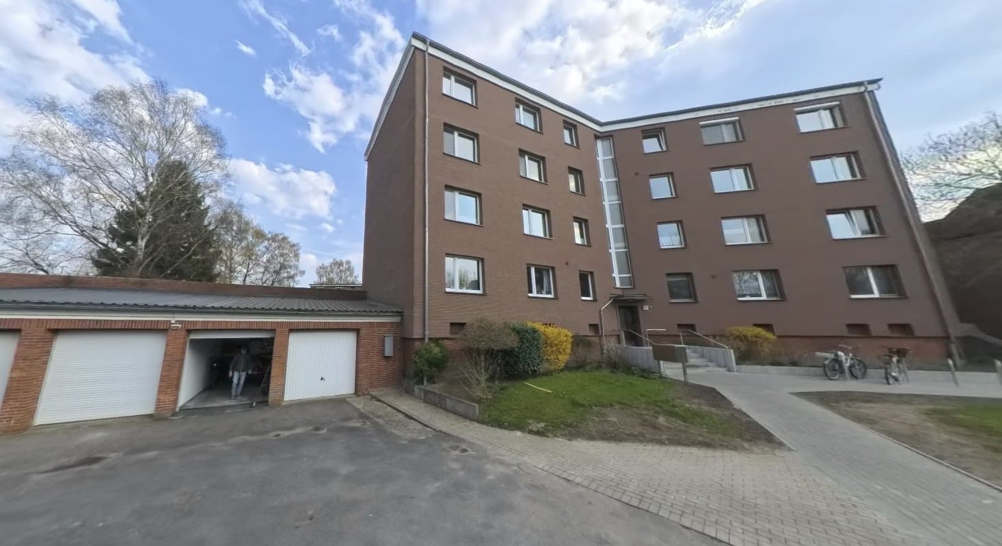 Travemünde: Vermietete 4-Zi.-ETW mit Loggia · in 2025 saniert
