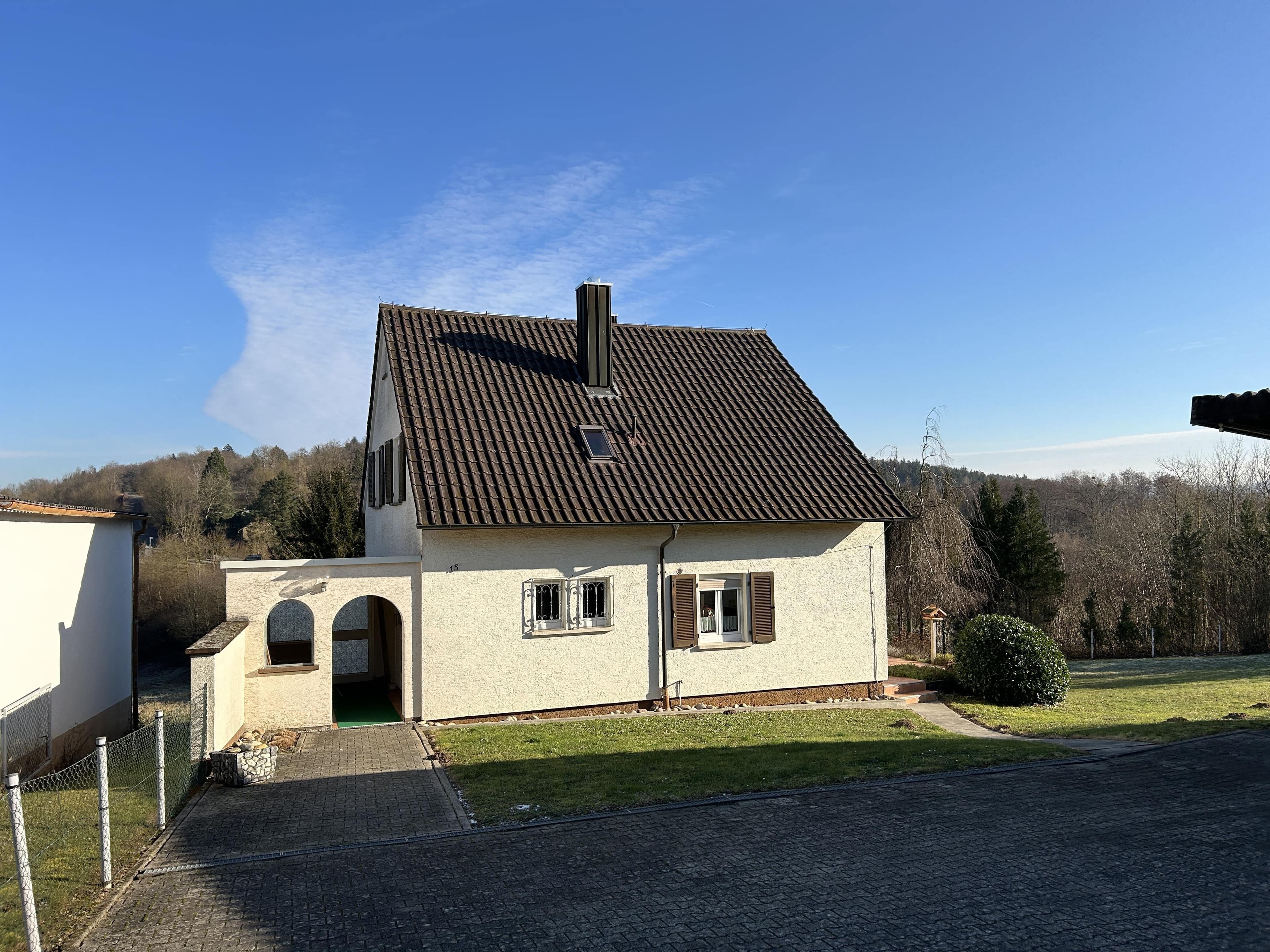 Großes Anwesen mit Wohnhaus und Nebengebäude in Flehingen!