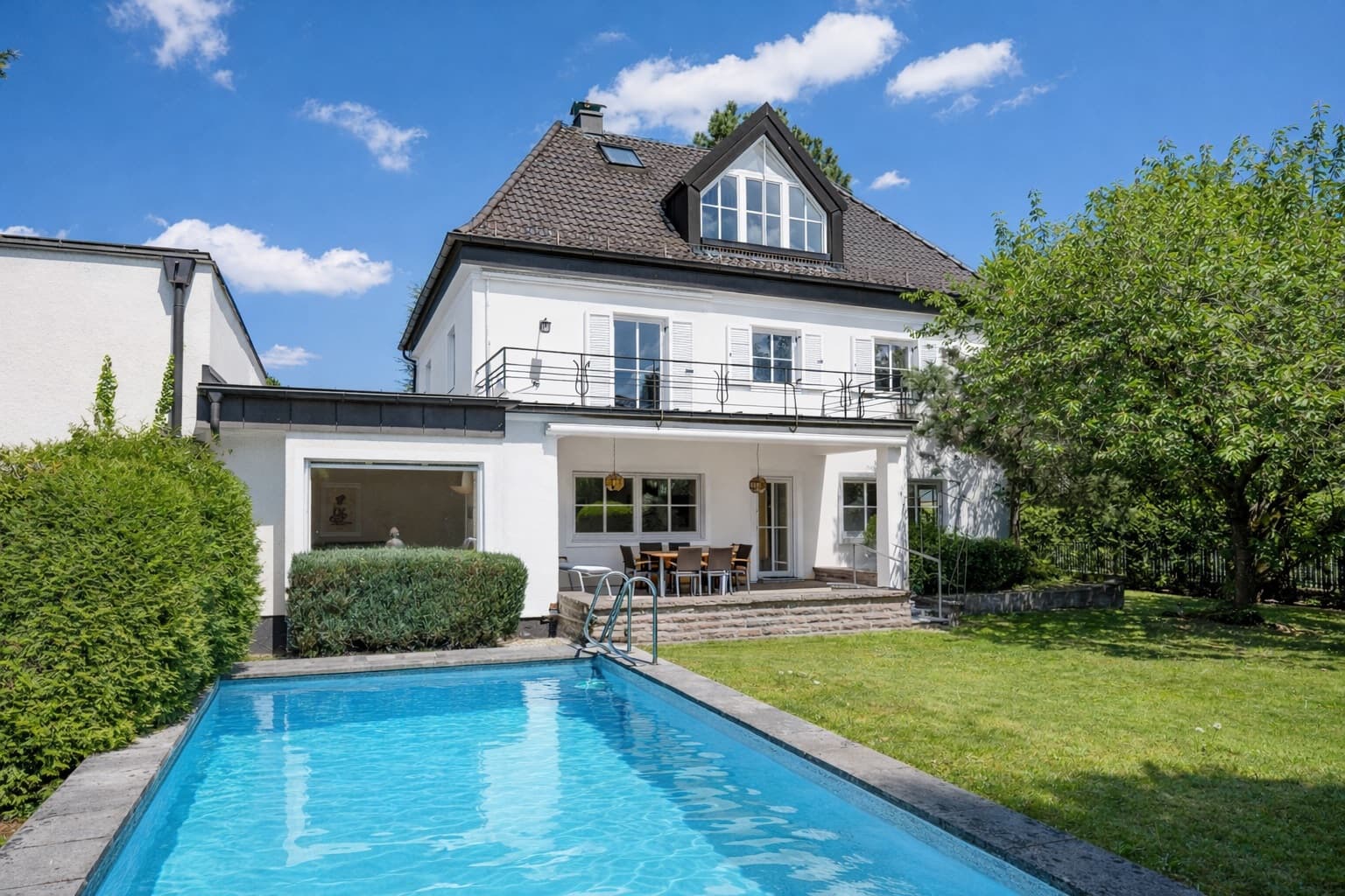 AIGNER - Rarität in Bestlage: Historische Villa mit Garten und Außenpool im Blumenviertel