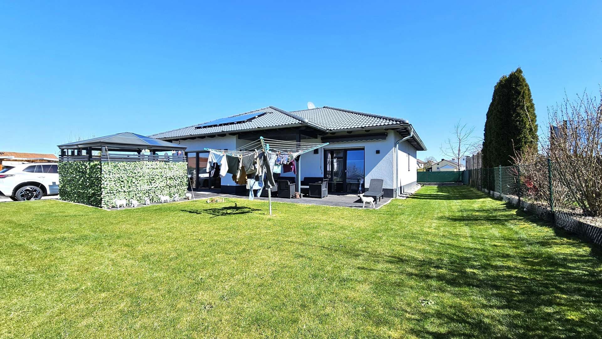 Neuwertiger Bungalow mit Einliegerwohnung & hoher Energieeffizienz