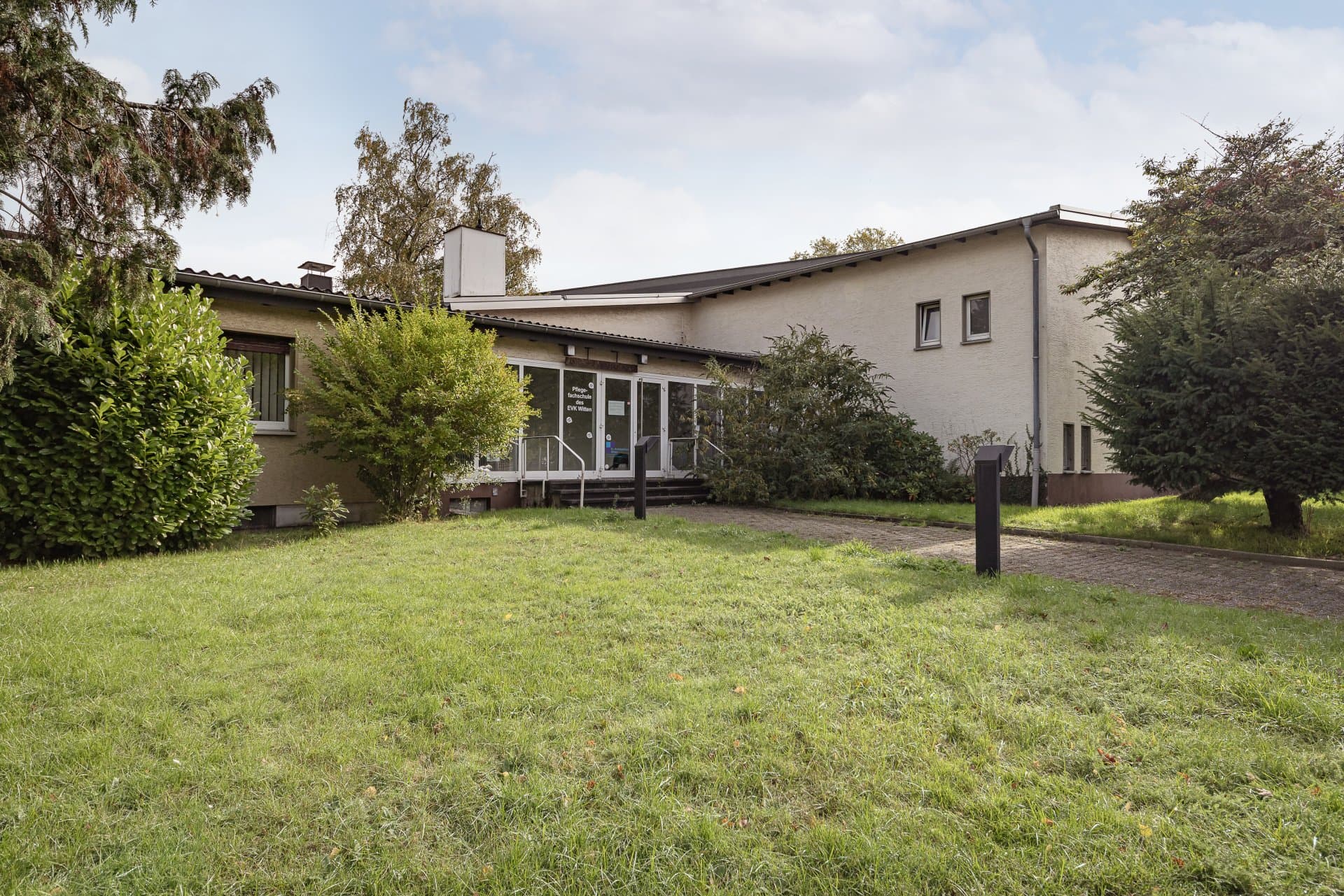 Ensemble auf Erbpachtgrundstück: Gemeindehaus & Pfarrhaus mit Grün- und Hoffläche