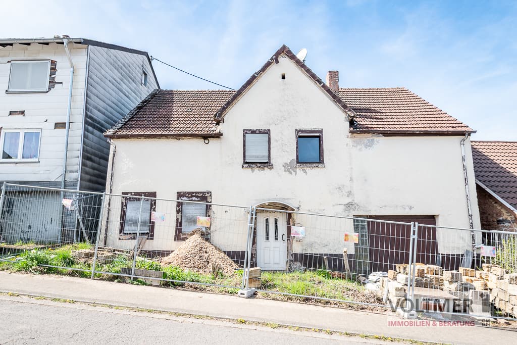 AUS ALT MACH NEU - freistehendes Einfamilienhaus mit Garage im Rohbauzustand in Schiffweiler!