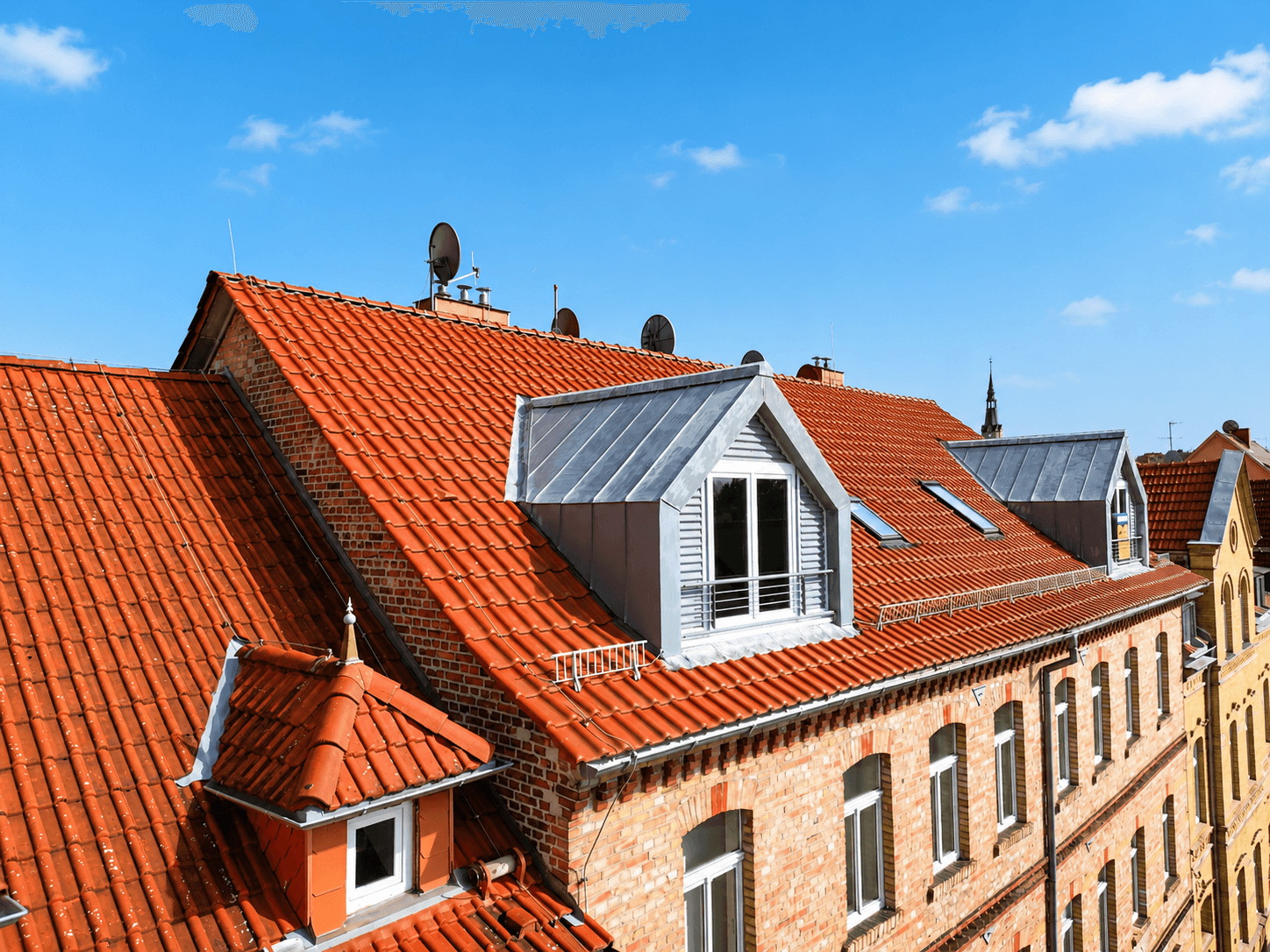 Großzügige 4-Zimmer-Dachgeschosswohnung, ca. 130m² mit Einbauküche, Blick über die Altstadt von Sangerhausen, 2 Tageslichtbädern (Dusche & Wanne), Garten und Stellplatz