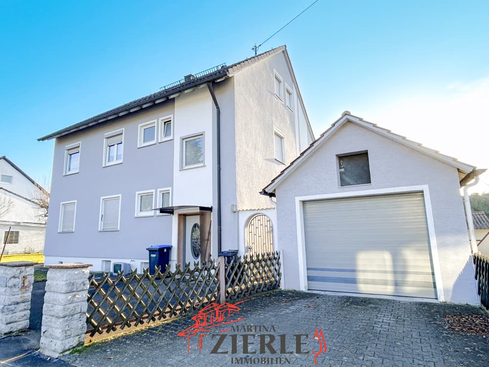 Großes Mehrfamilienhaus mit fantastischem Grundstück, Wintergarten, Keller und zwei Garagen!