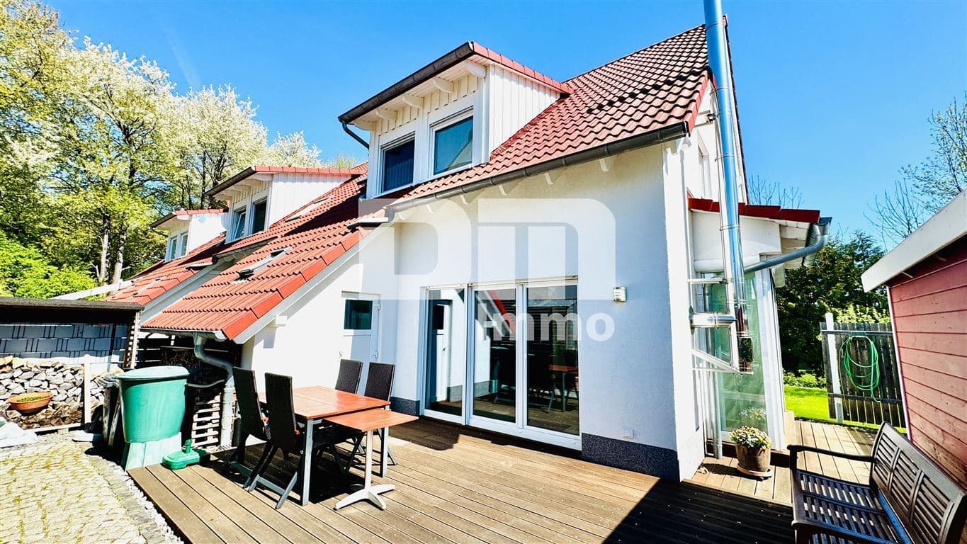 Modernes Familienglück nahe KfW 55-Standard mit Terrasse, Carport und Parkplatz