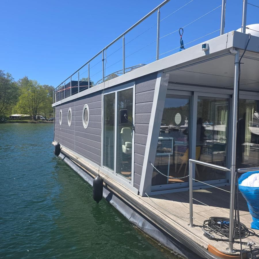 Hausboot an der Müritz - Moderner Wohnkomfort trifft Natur
