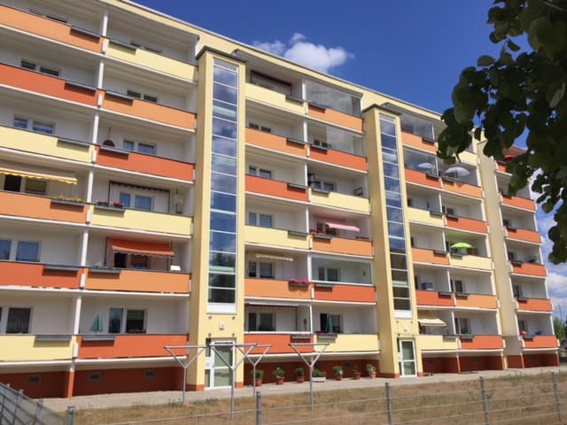 4-Raum Wohnung mit Balkon und Dusche ab 15. August 2026.