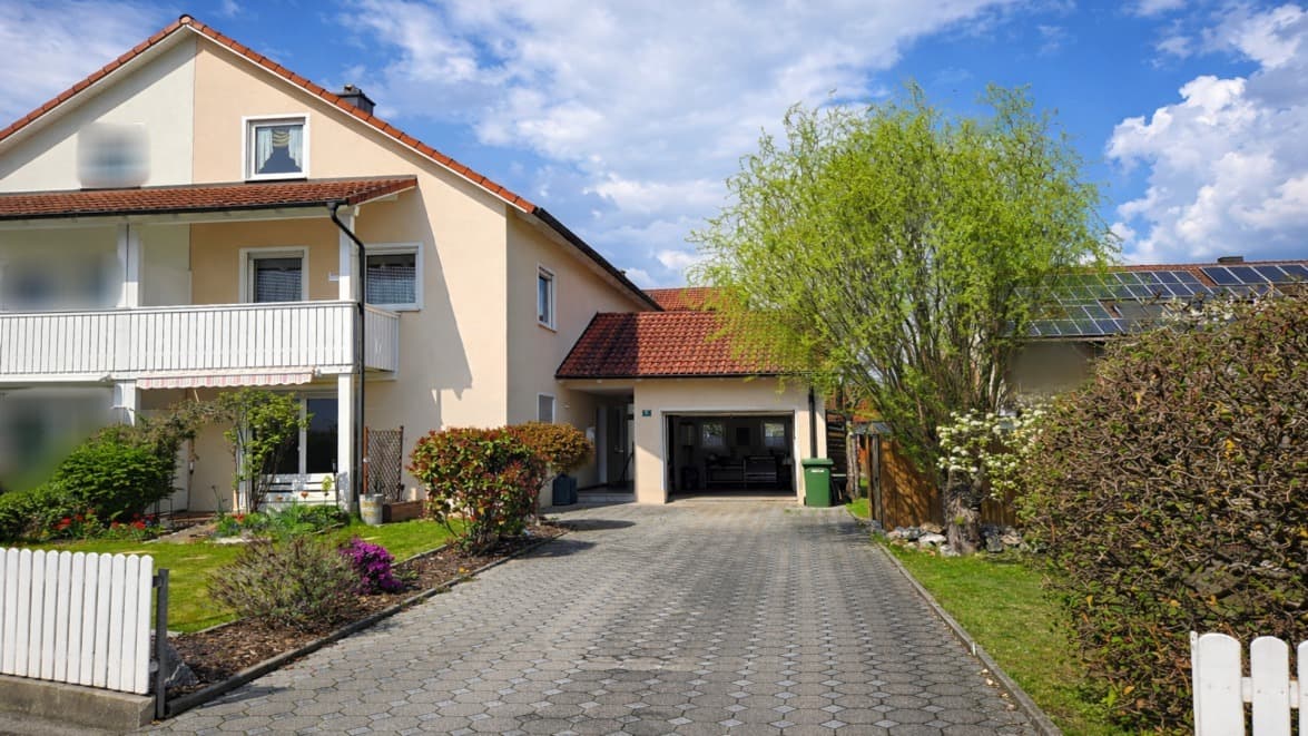 Gepflegte Doppelhaushälfte mit Gartenidylle und großzügigem Raumkonzept