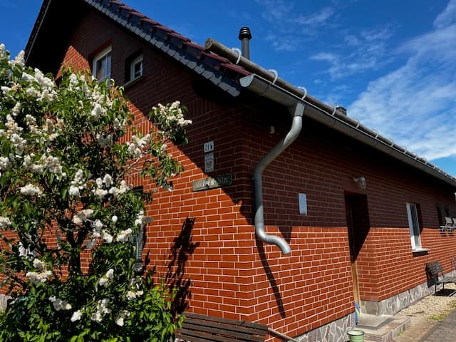 Charmantes Einfamilienhaus mit großzügigem Nebengelass in ländlicher Idylle in Rauen!