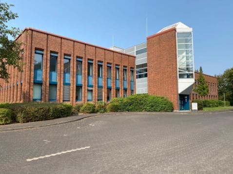 Barrierefreie Büro-oder Praxisfläche inkl. fester Parkplätze in Bochum, Top-Lage, zu vermieten