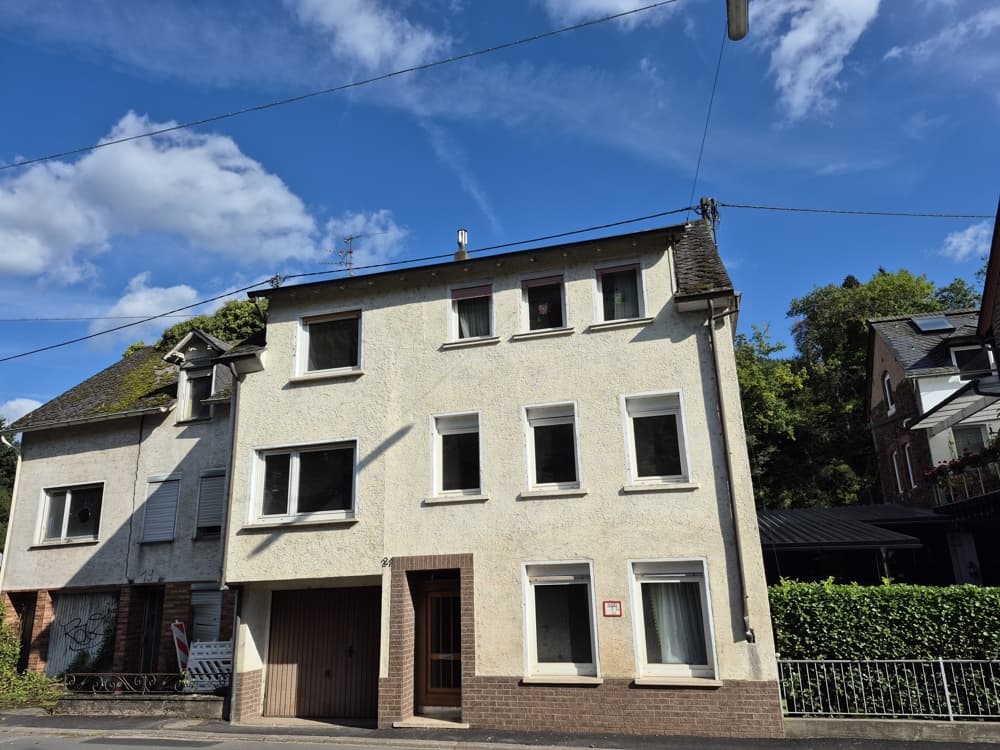 Renovierungsbedürftiges Reihenhaus mit Garage und teilweise überdachtem Innenhof