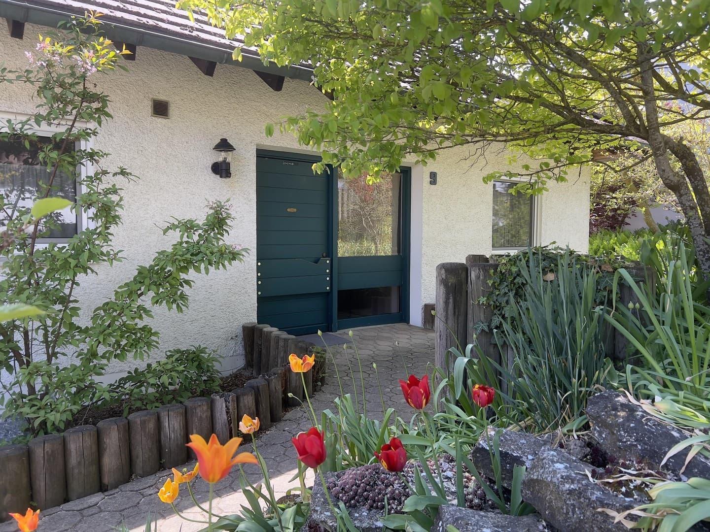 Großzügiges Einfamilienhaus mit Einliegerwohnung, Süd-Balkon, Sauna und Poolbereich im Keller