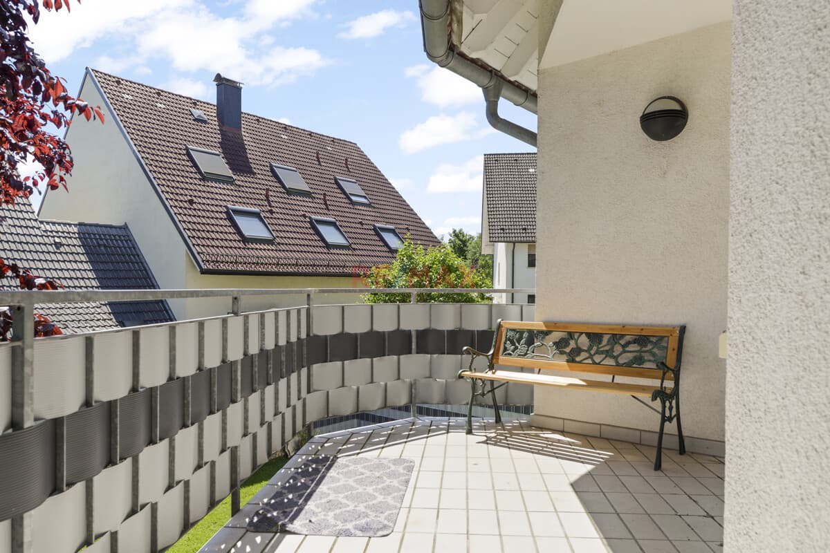Wohnen statt Hochhaus – Helle 3 Zimmer Wohnung Bj. 1995 mit Balkon & Stellplatz in kleiner Einheit