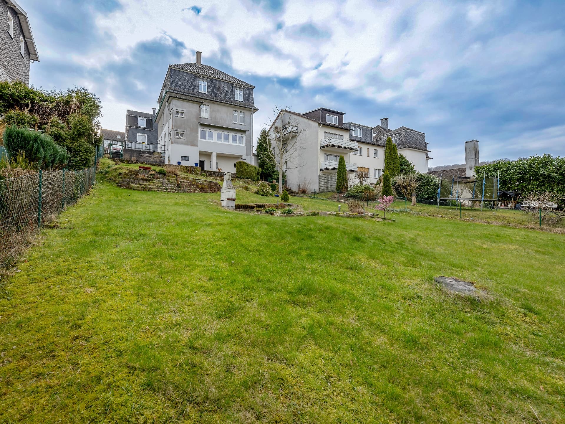 Kapitalanlage oder Mehrgenerationenhaus: Dreifamilienhaus mit Garten in Radevormwald-Keilbeck