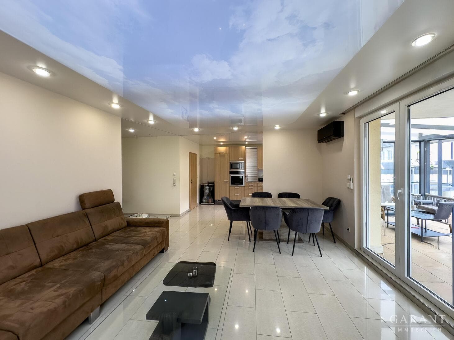 *** Modernes Wohnglück mit Haus-Charakter: Exklusive Maisonette-Wohnung mit Privatgarten ***