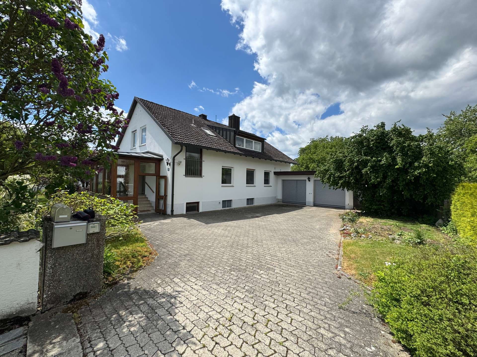 Ein Zuhause mit Freiraum: Zweifamilienhaus auf traumhaft großem Gartengrundstück!