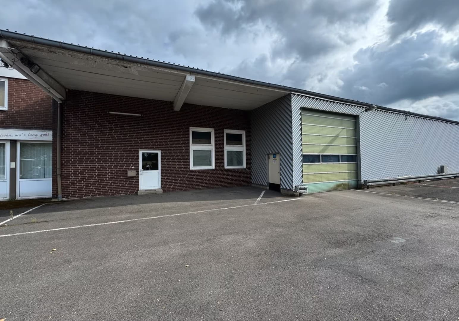 Beheizte Halle zu vermieten / Bürofläche / Werkstatt / Einzelhandel erlaubt