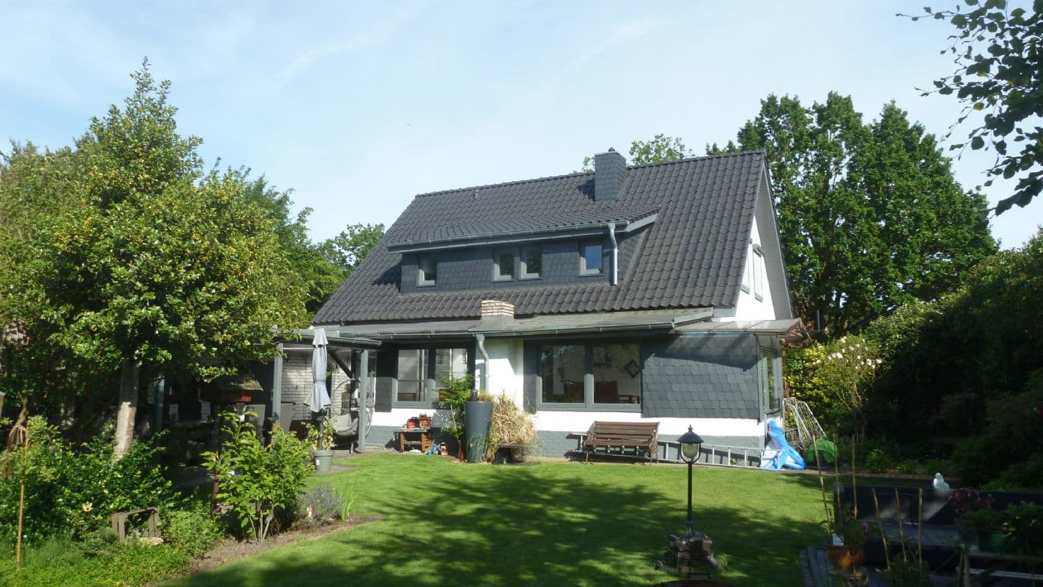 RESERVIERT Zentral gelegenes, saniertes Wohnhaus mit großer Garage u. Nebengebäuden in Zetel