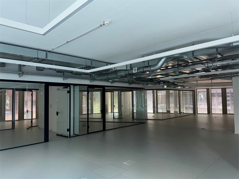 Modernes Büro mit Blick auf die Spree zu mieten