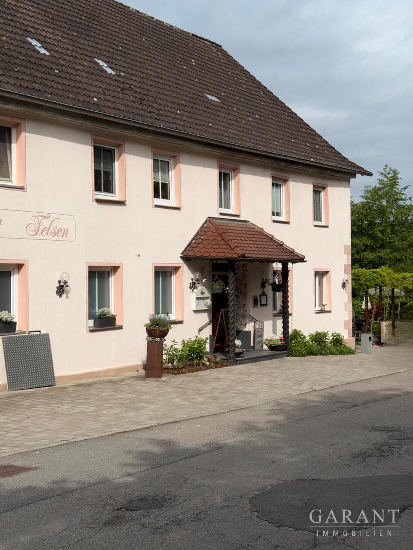 Vielseitige Gaststätte mit Wohnbereich, Scheune/Garagen und zahlreichen Nutzungsmöglichkeiten!