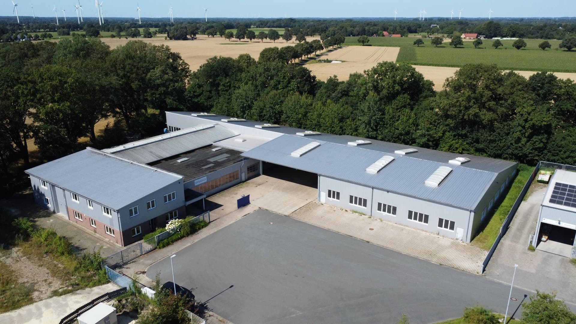 Provisionsfrei: 337 m² Lager-/Produktion mit 109 m2 Büro direkt an der A1, auch Lebensmittel