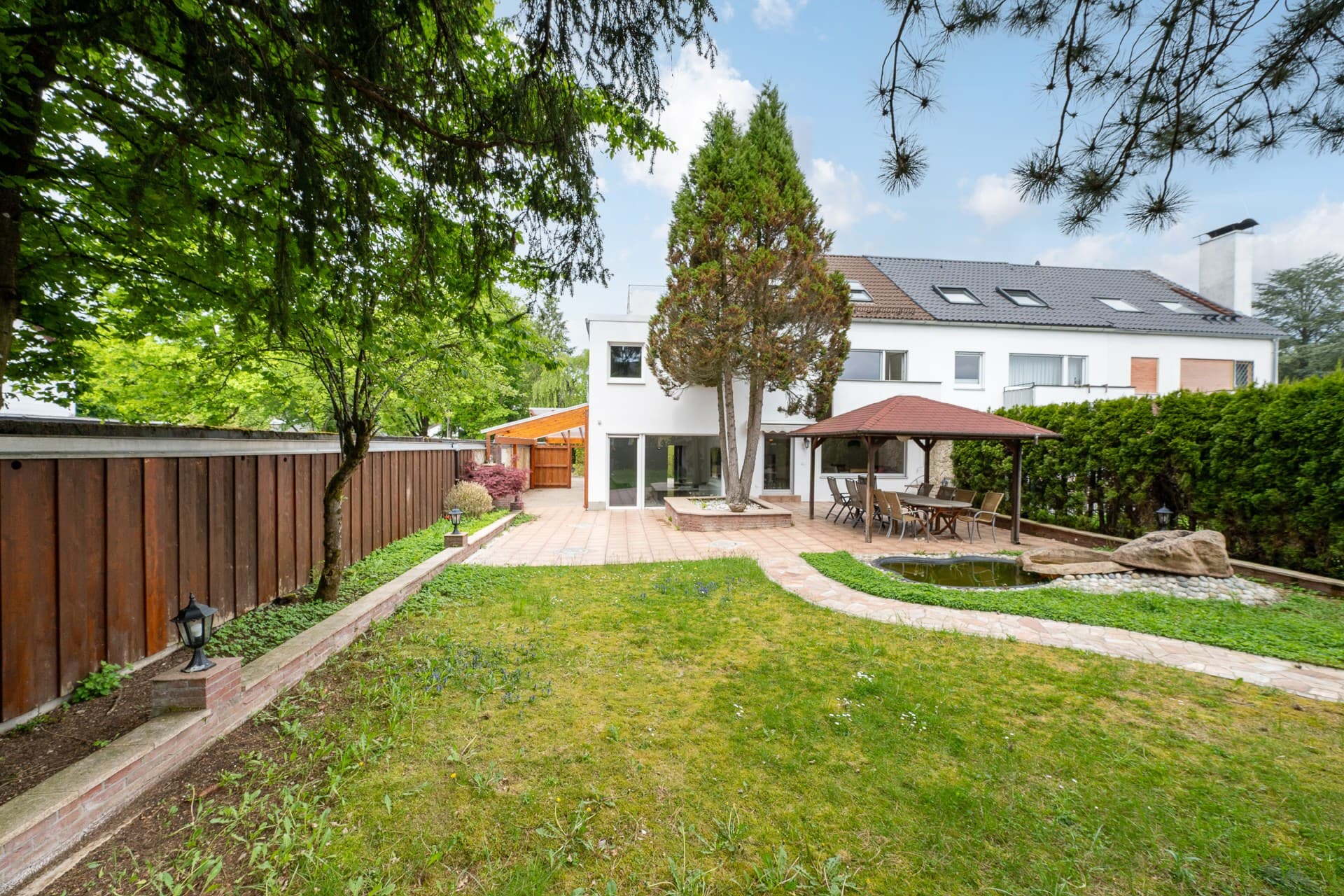 AIGNER - Reiheneckhaus mit viel Platz und großem Garten in Taufkirchen